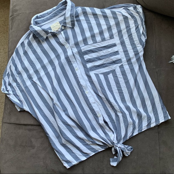 NWOT id:23 | Shaelyn Blue & White Tied Short Sleeve - Picture 4 of 5